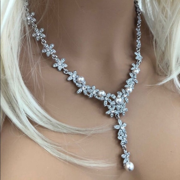 Jewelry - NWT Dainty Pearls & Crystals & Necklace Set